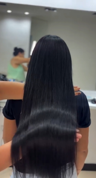 Cabelo preto longo, liso e sedoso visto por trás