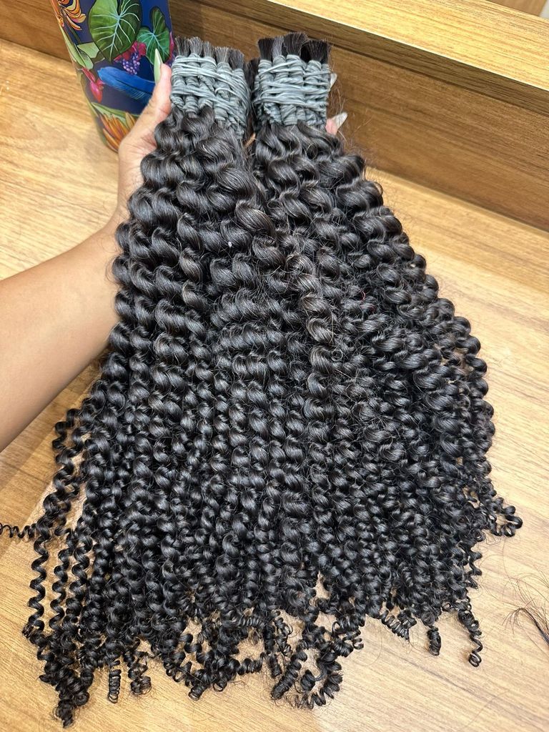 Duas mechas de mega hair preto cacheado, cachos pequenos e bem definidos