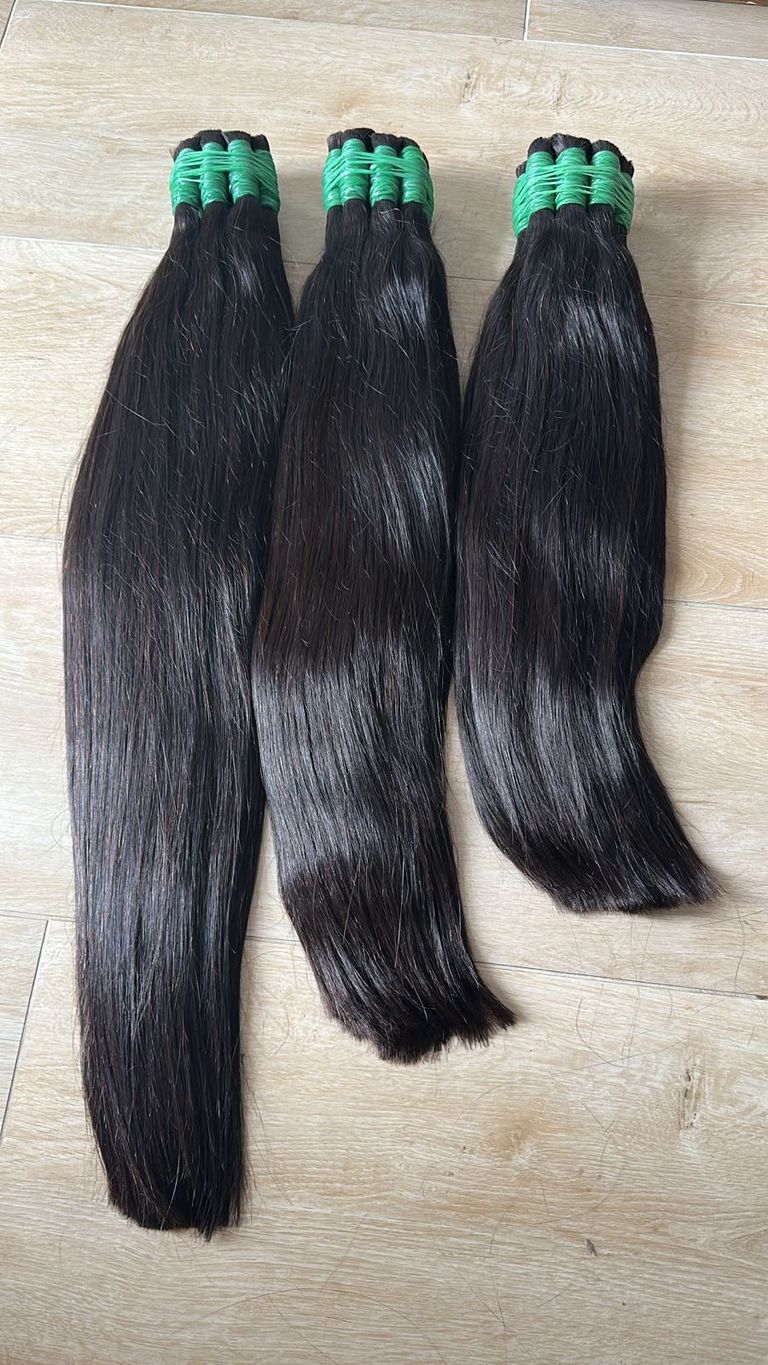Três mechas de mega hair castanho escuro, lisas e brilhantes, em comprimentos diferentes