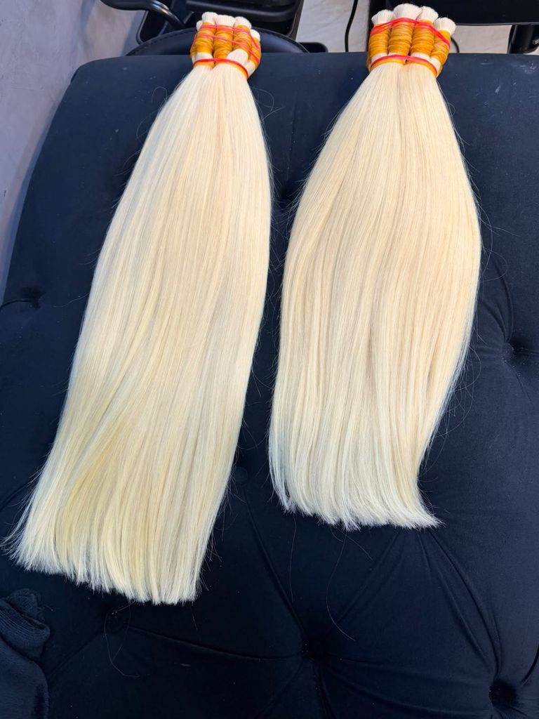 Duas mechas de mega hair loiro claríssimo platinado, lisas e com pontas de corte reto