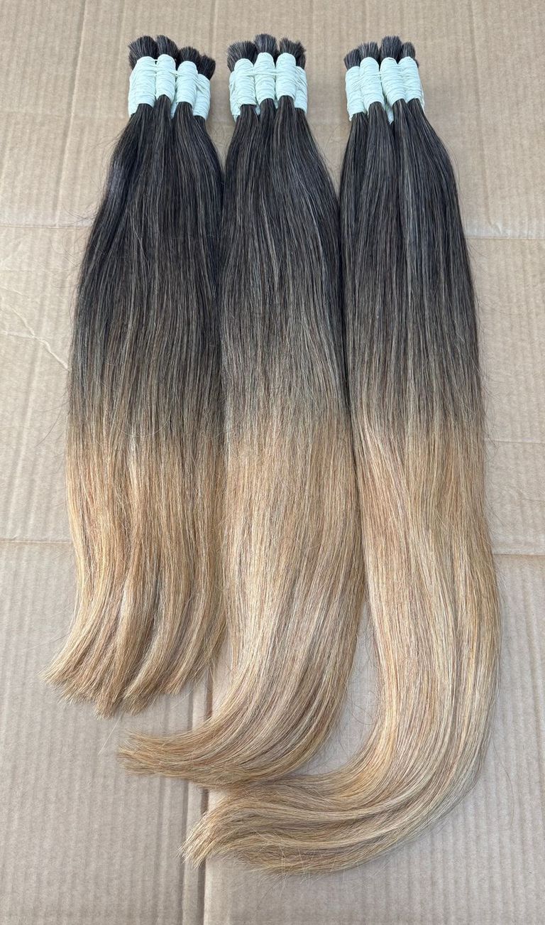 Três mechas de mega hair morena iluminada, raiz castanho-escura e pontas loiro dourado, lisas