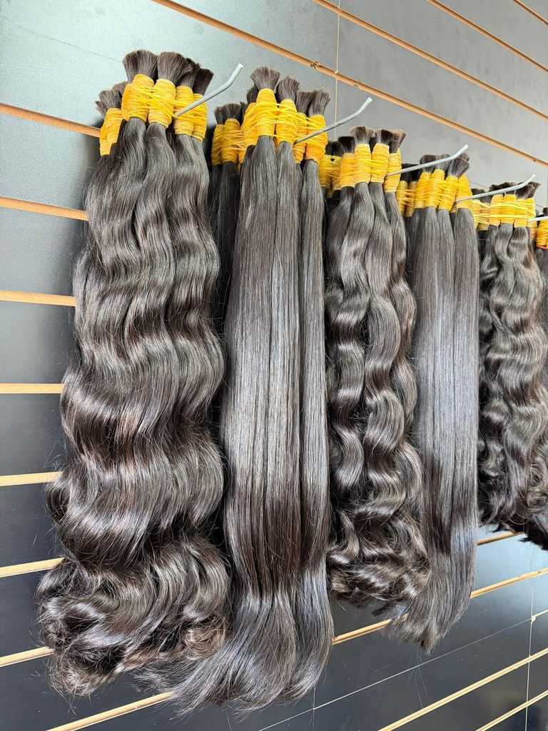 Mechas de mega hair preto em um expositor, parte ondulada e parte lisa